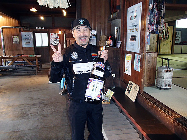 撮影用の酒瓶を持って記念撮影